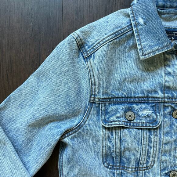 Abercrombie & Fitch Light Acid Wash Distressed Denim Jean Jacket XS - Picture 5 of 11